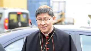 Los cardenales llegan a Santa María la Mayor para rezar ante la tumba del papa