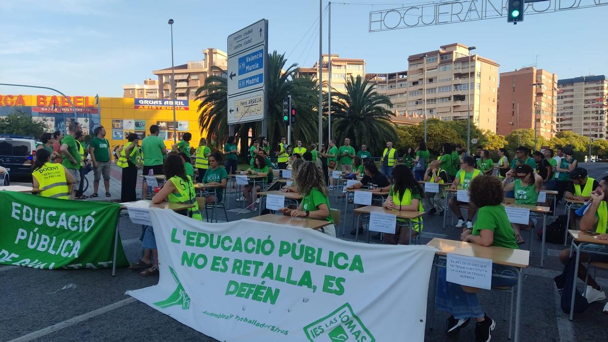 Profesores con los pupitres en la calle México de Alicante este miércoles