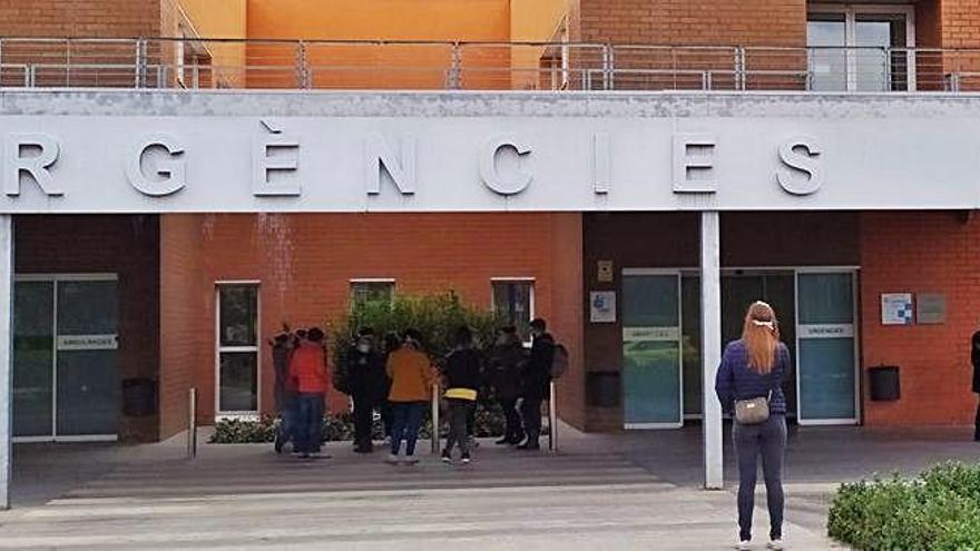 Una quinzena de persones amb màscara a l&#039;entrada d&#039;urgències de l&#039;Hospital d&#039;Igualada