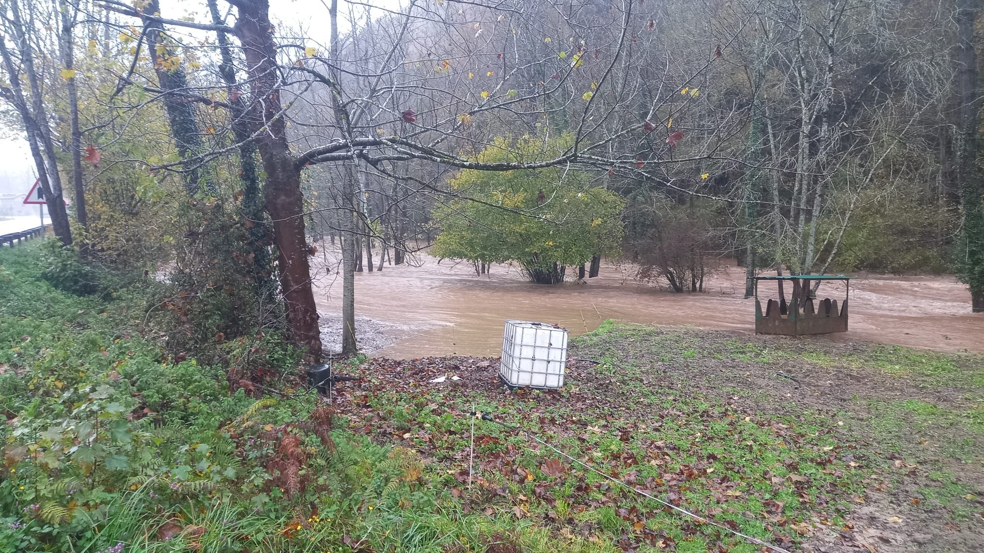 Temporal en Asturias: la lluvia complica la situación en muchos puntos de la región, con alerta amarilla