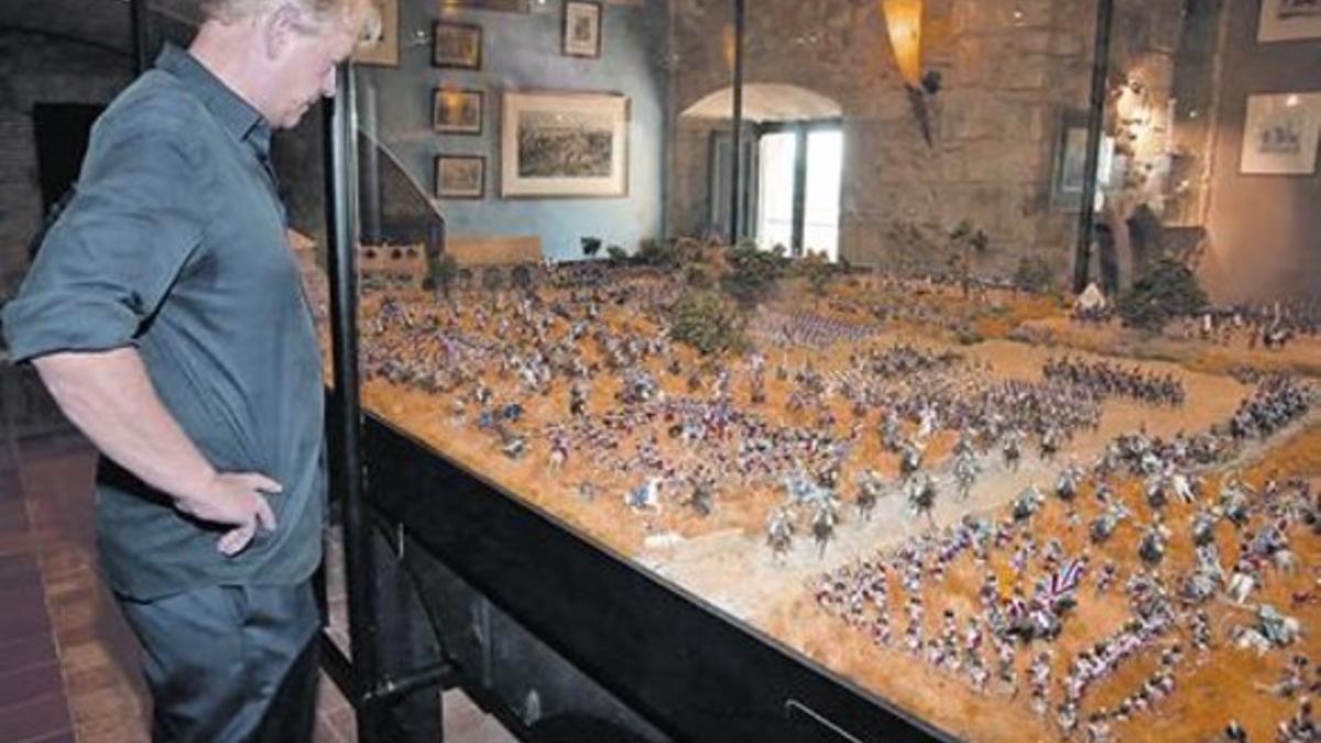 El holandés Albert Diks, ante una parte de la enorme maqueta que ha montado con 3.000 piezas en su castillo.