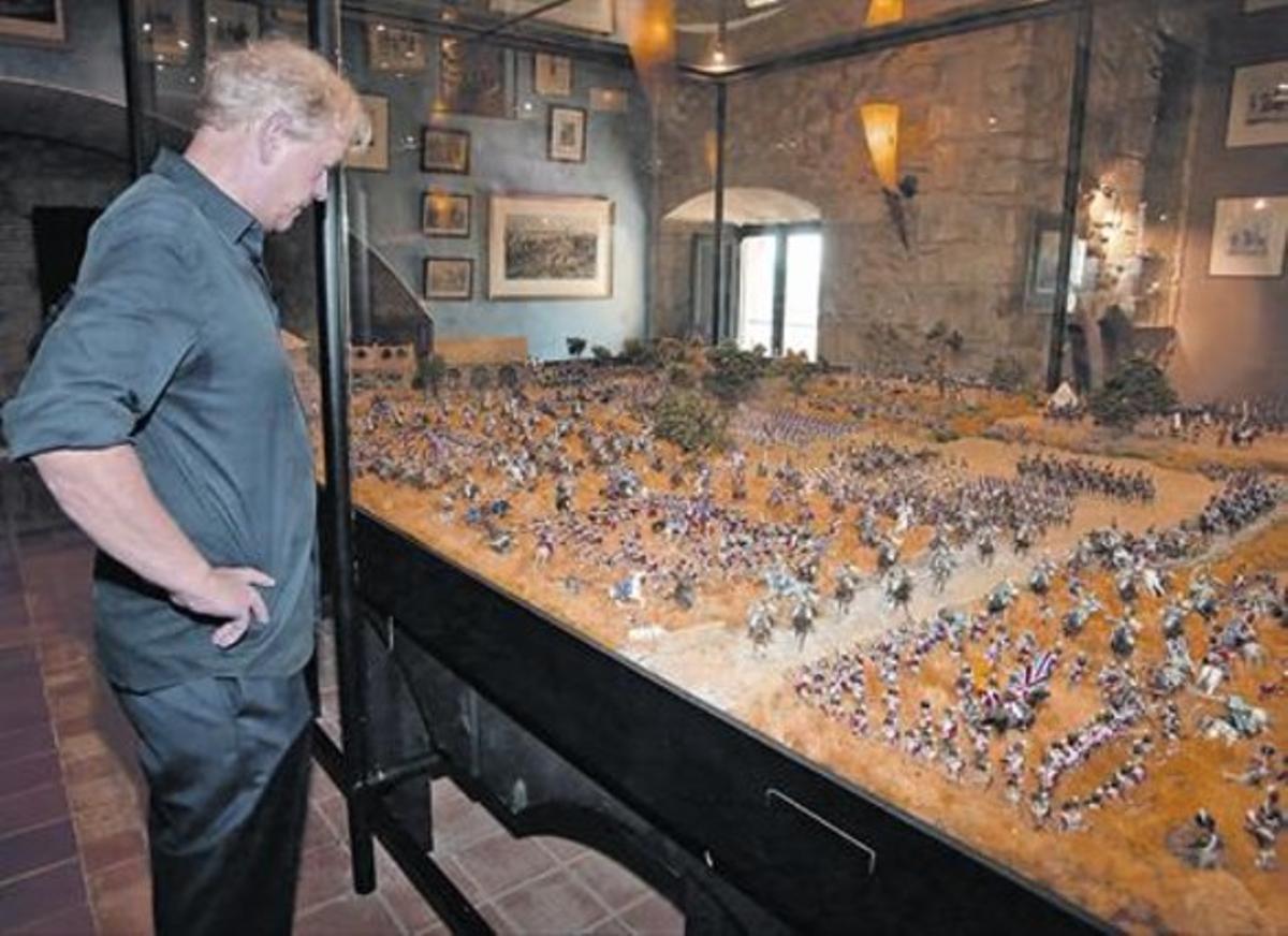 L’holandès Albert Dikcs, davant una part de l’enorme maqueta que ha muntat amb 3.000 peces al seu castell. L’holandès Albert Dikcs, davant una part de l’enorme maqueta que ha muntat amb 3.000 peces al seu castell.