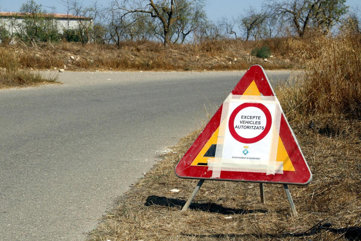 Cartell que prohibeix el pas de vehicles per un camí d'Almatret, al Segrià.