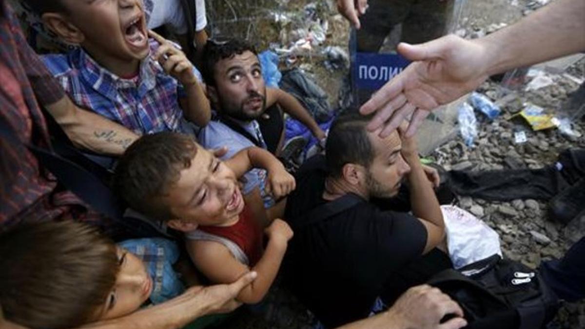 El miedo 8 Niños sirios lloran después de que la policía les lanzara gases lacrimógenos en la frontera griega.