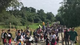 Parres honra a Santa Marina con ofrecimiento y subasta de corderos, bailes, música y la peculiar procesión "culu tras"
