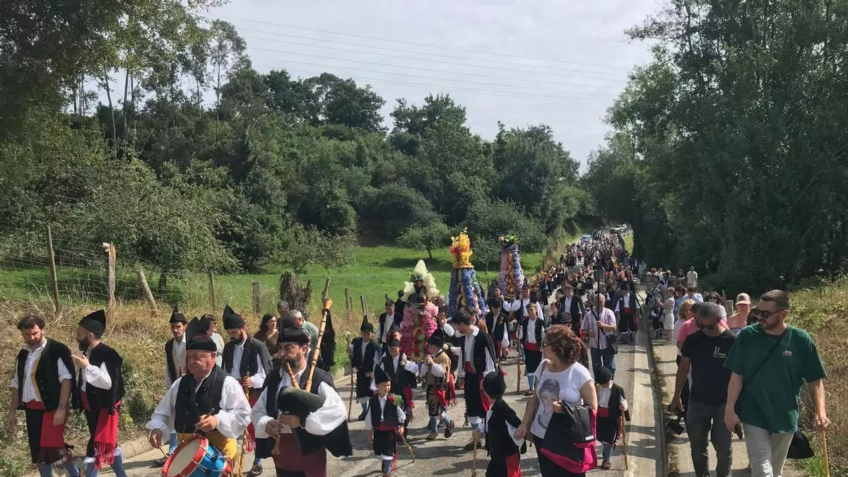 Parres honra a Santa Marina con ofrecimiento y subasta de corderos, bailes, música y la peculiar procesión "culu tras"