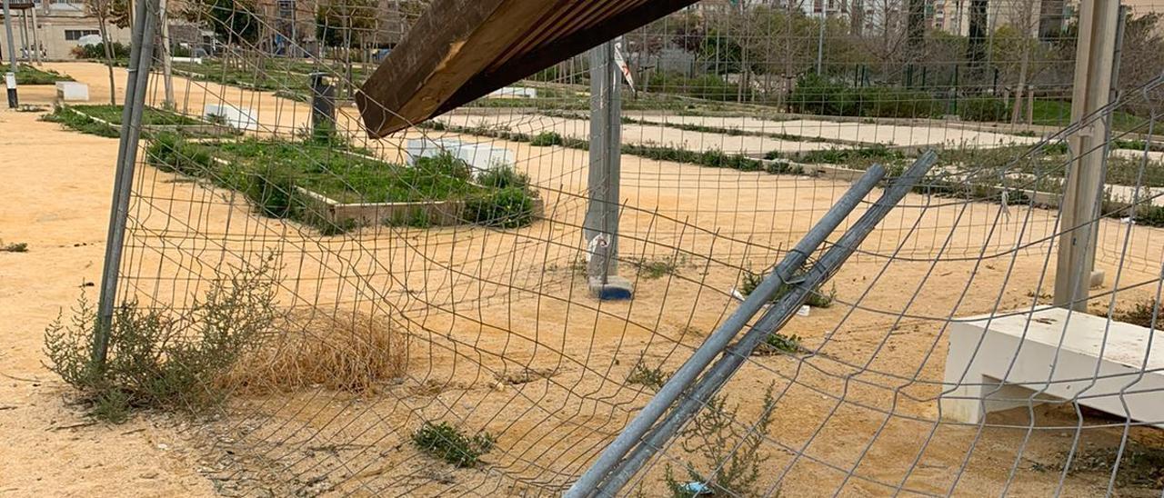 La estructura de madera y metal vencida y acordonada en el parque.