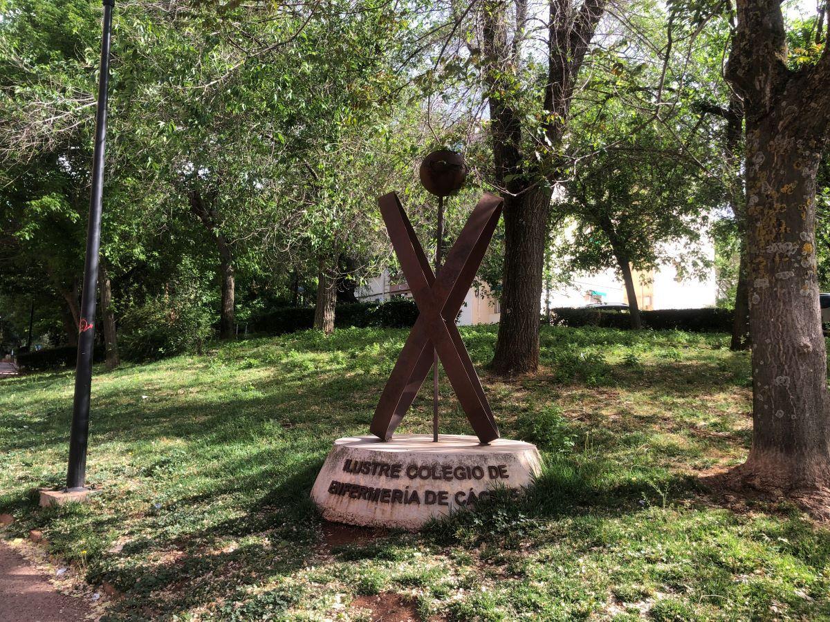 Escultura al Ilustre Colegio Oficial de Enfermería de Cáceres.