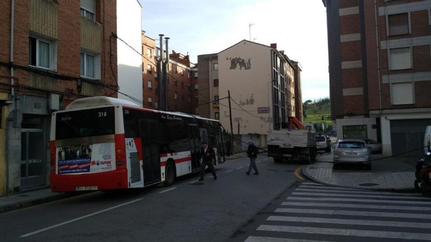 Un camión arranca parte del cableado de la luz en la calle Ana María en el barrio de El Llano