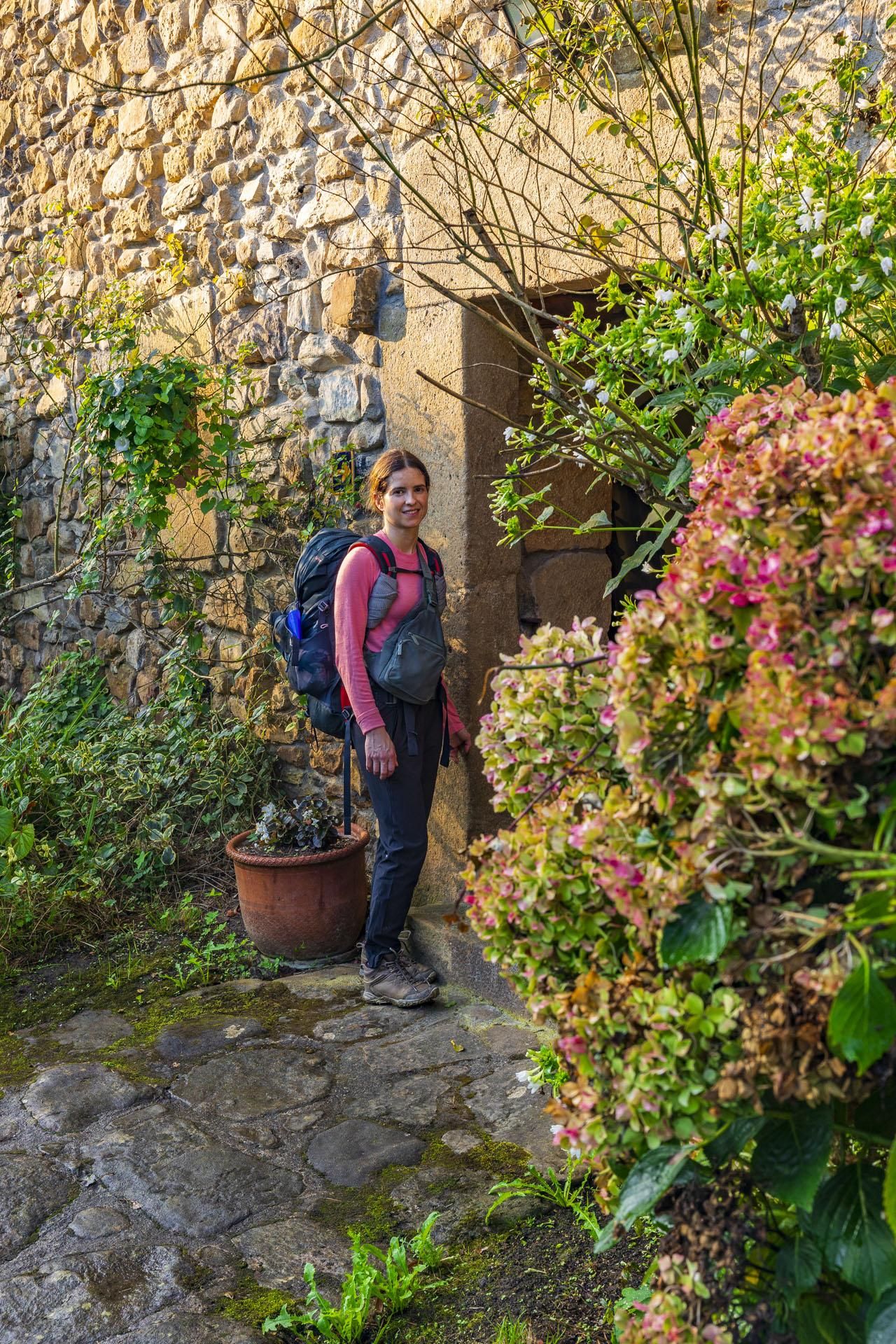 Peregrina a las puertas de la Casa Rural Garro, en Munitibar.