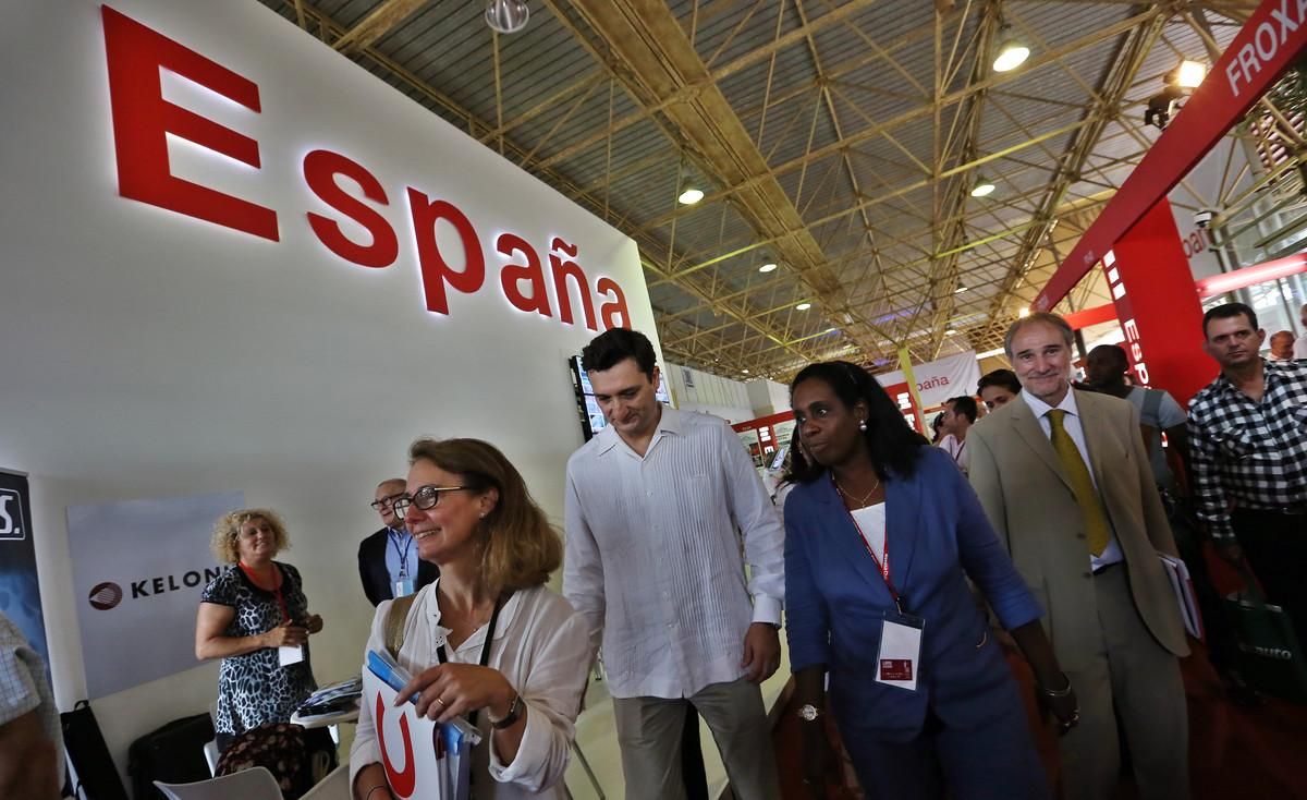 HAB09 LA HABANA (CUBA) 31/10/16.- El consejero delegado del ICEX, Francisco Garzón (2-i); la viceministra cubana de Comercio Exterior, Ileana Núñez (3-i), y el embajador de España, Juan Francisco Montalbán (2-d), recorren el pabellón de España, en la inauguración de la XXXIV edición de la Feria Internacional de la Habana (FIHAV 2016) hoy, lunes 31 de octubre de 2016, en La Habana (Cuba). EFE/Alejandro Ernesto HAB09 LA HABANA (CUBA) 31/10/16.- El consejero delegado del ICEX, Francisco Garzón (2-i); la viceministra cubana de Comercio Exterior, Ileana Núñez (3-i), y el embajador de España, Juan Francisco Montalbán (2-d), recorren el pabellón de España, en la inauguración de la XXXIV edición de la Feria Internacional de la Habana (FIHAV 2016) hoy, lunes 31 de octubre de 2016, en La Habana (Cuba). EFE/Alejandro Ernesto