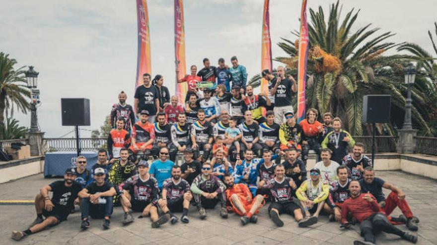 Foto de familia de todos los participantes en el descenso de la Transvulcania Bike.