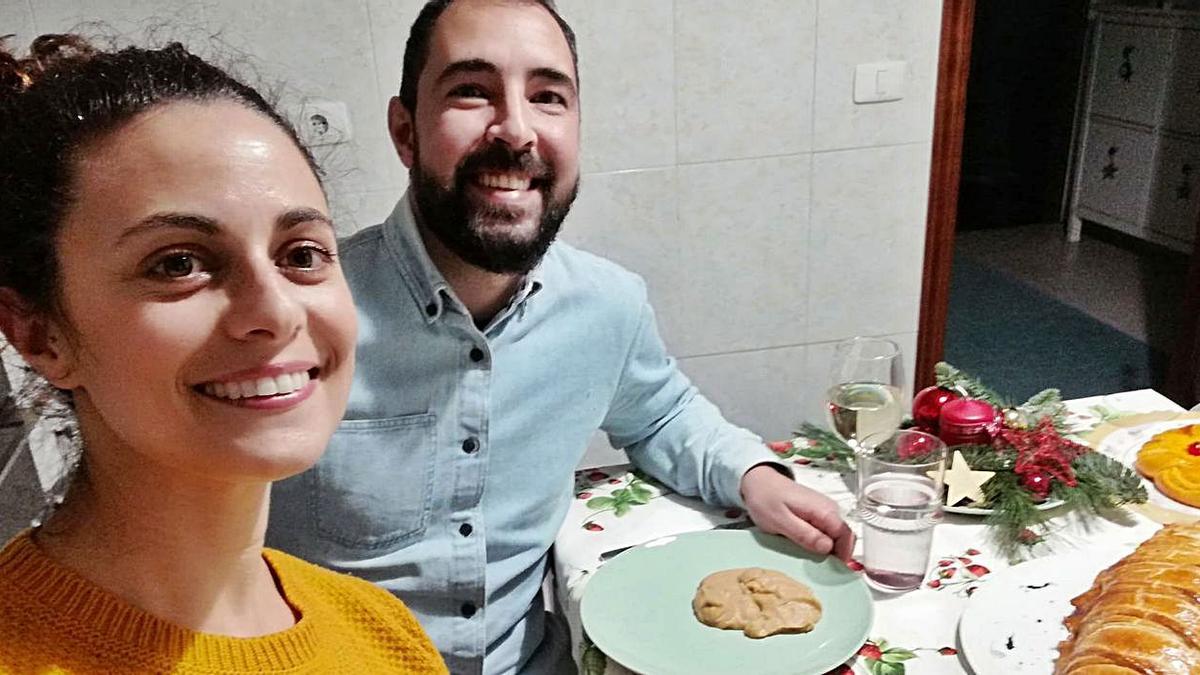 Diego y Laura, con el banquete  que prepararon para Nochebuena