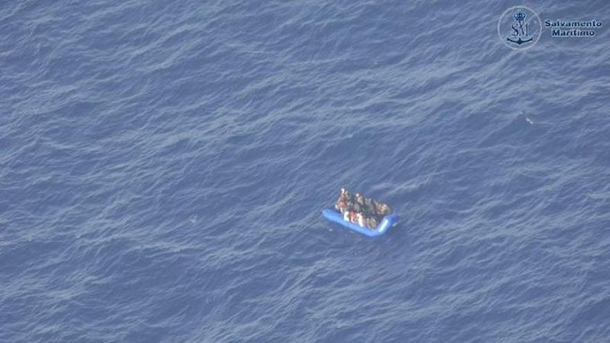 Piden auxilio desde una neumática con 33 migrantes a bordo, entre ellos un menor, en plena ruta hacia Canarias