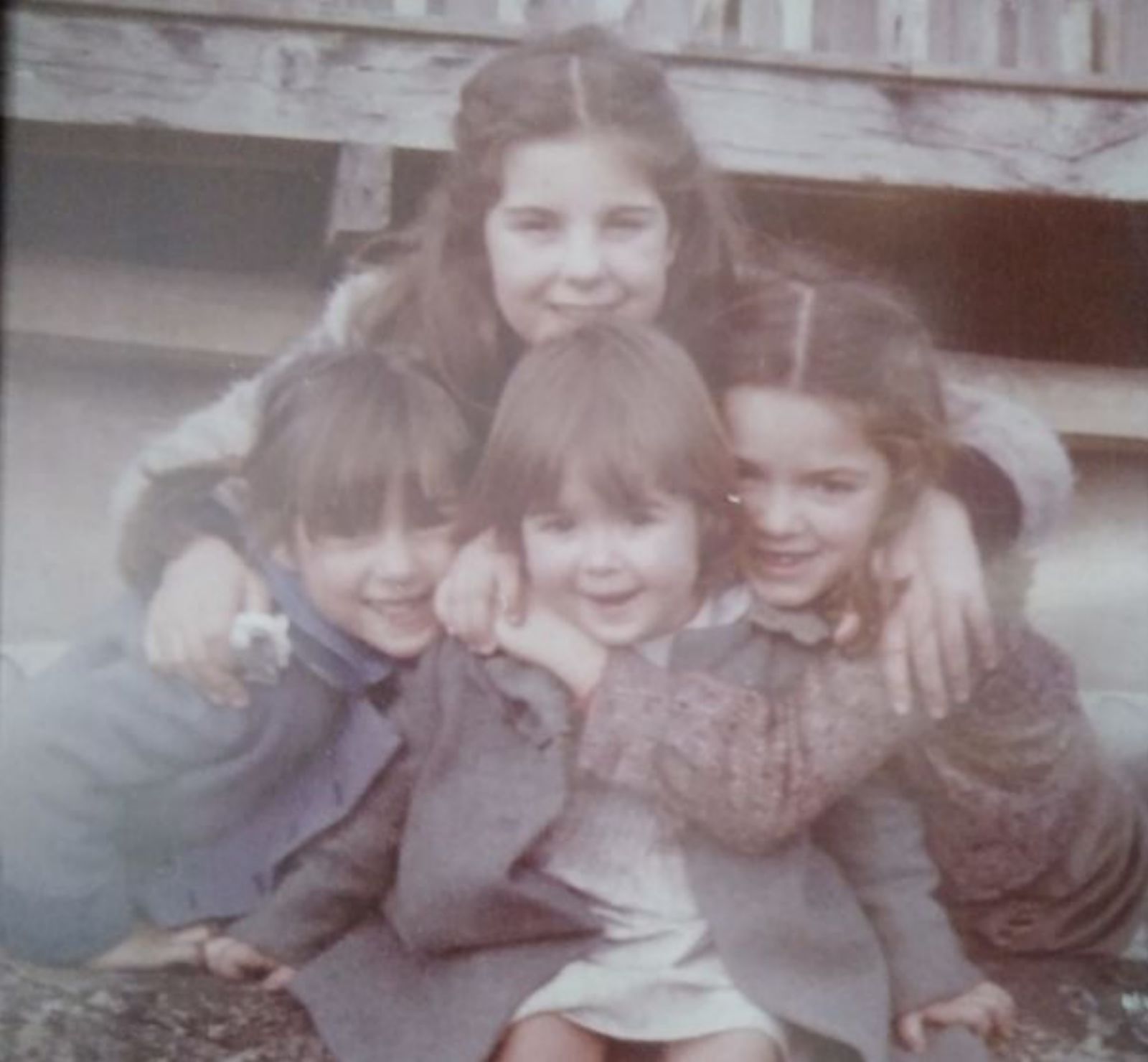 Con sus hermanas: todas juntas de  niñas, con María Pilar abrazando, de izquierda a derecha, a Graciela, Rebeca y Lucía.