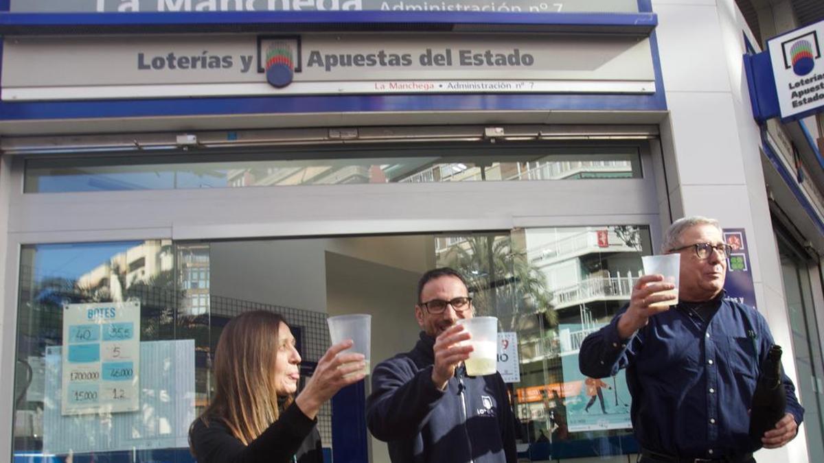 Una administración de Alicante celebra el segundo premio vendido en el Niño.