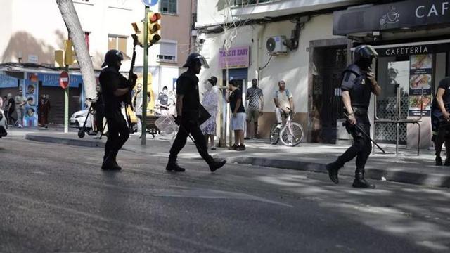 Antidisturbios de  la Policía Nacional durante una invervención en Son Gotleu