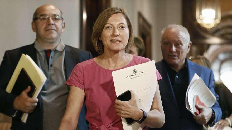 Carme Forcadell, en primer término, poco antes de la reunión de la mesa del Parlament. // Efe