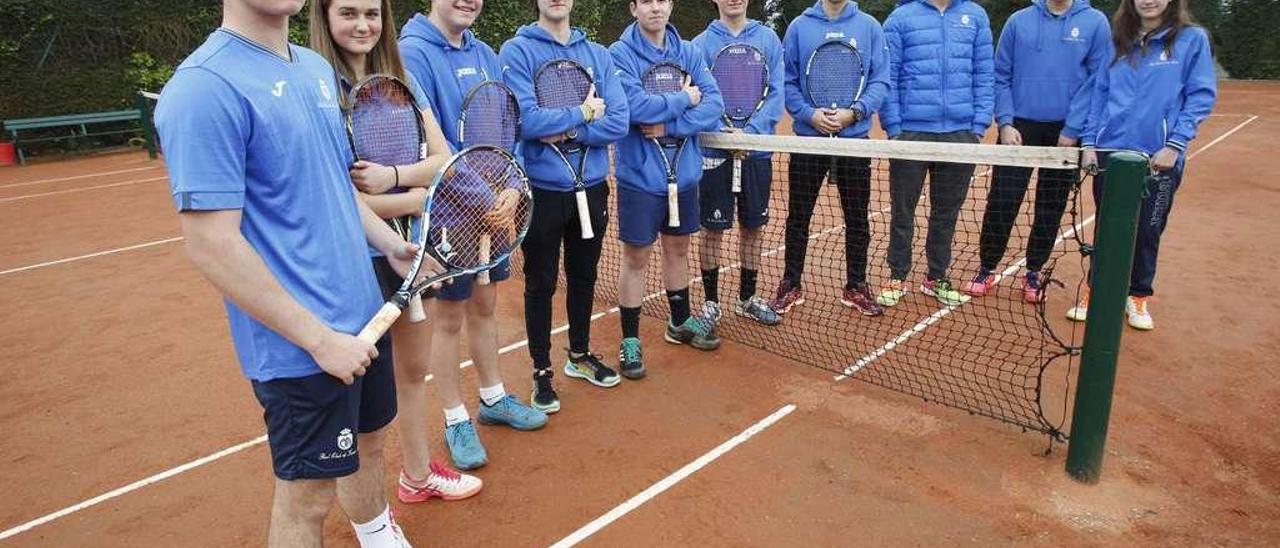 Los integrantes de la escuela de tenis de San Cristóbal.