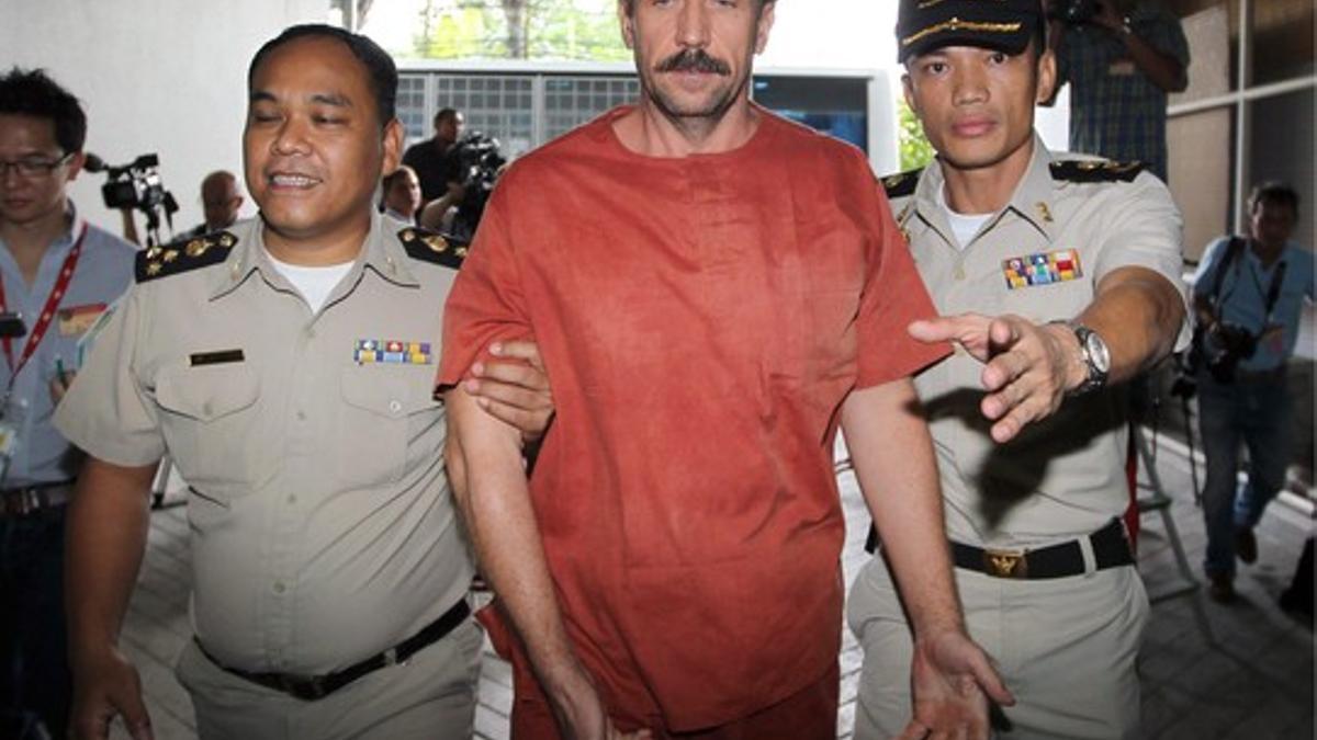 El presunto traficante de armas ruso Viktor Bout es escoltado por funcionarios de prisión a su llegada a un juzgado de Bangkok, hoy.