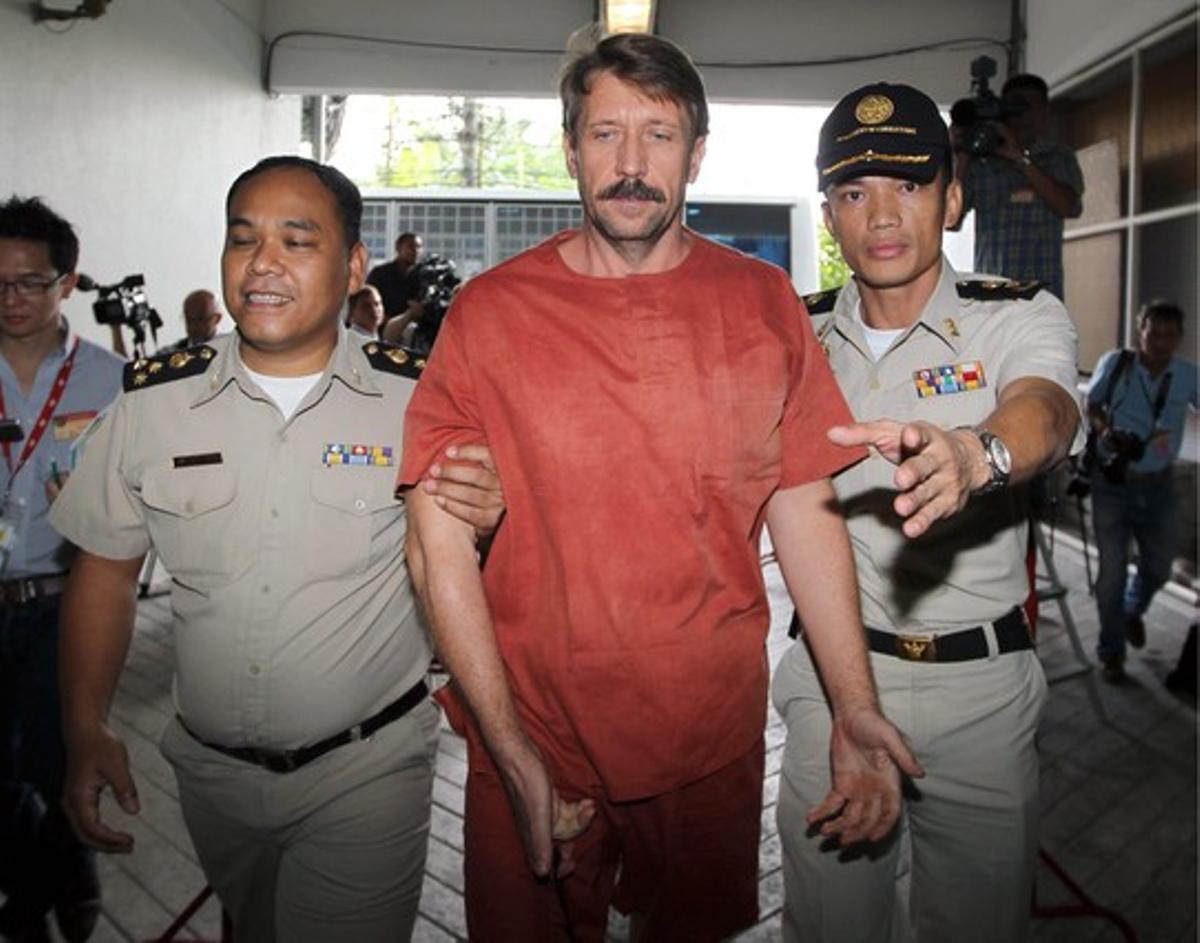 El presumpte traficant d’armes rus Viktor Bout és escortat per funcionaris de presó a l’arribar a un jutjat de Bangkok, avui.