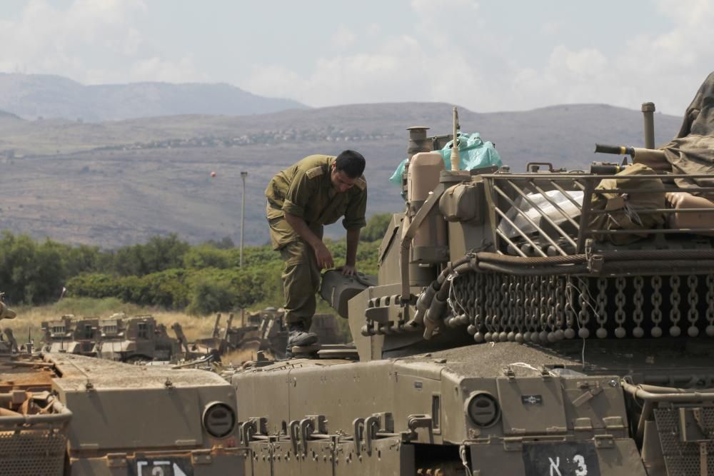 Tanques israelíes, frente a la frontera con Siria.