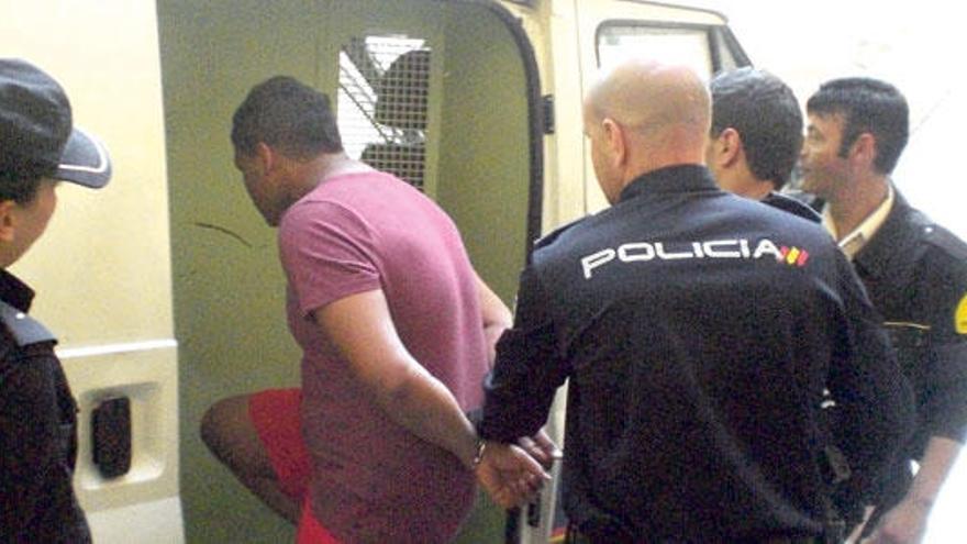 Los dos detenidos entran en el furgón policial ayer al mediodía con destino a la cárcel de Palma.