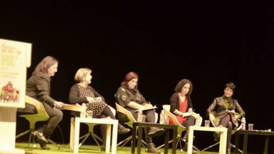 Por la izquierda, Patricia Serna, la presentadora, junto a Ana Taboada, Carmen Codesal, Llarina González y Tamara Schulz.