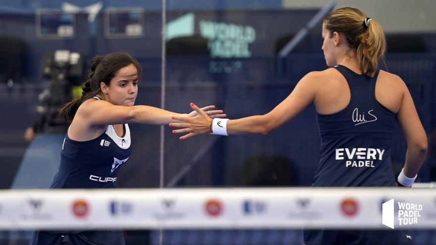 Paula Josemaría y Ari Sánchez se felicitan tras ganar un punto.