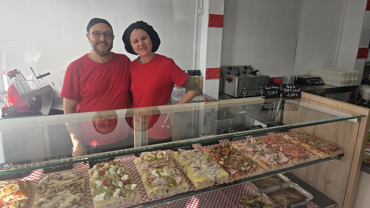 Giovanni y Laura, en su comercio recién abierto en la calle Castellón