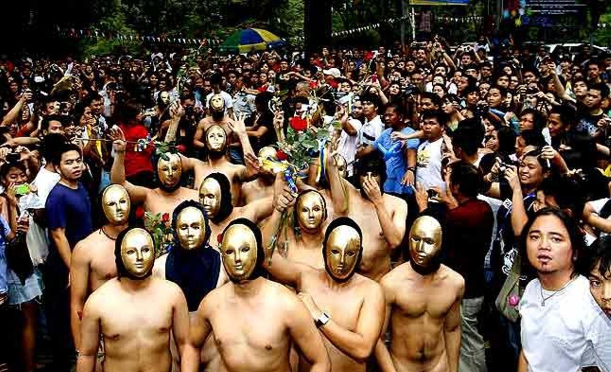 Els membres de la fraternitat Alpha Phi Omega corren despullats a la ’Carrera obligada’ a la Universitat de Filipines a Quezon City (Manila).