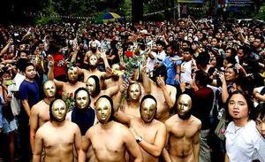 Els membres de la fraternitat Alpha Phi Omega corren despullats a la ’Carrera obligada’ a la Universitat de Filipines a Quezon City (Manila).