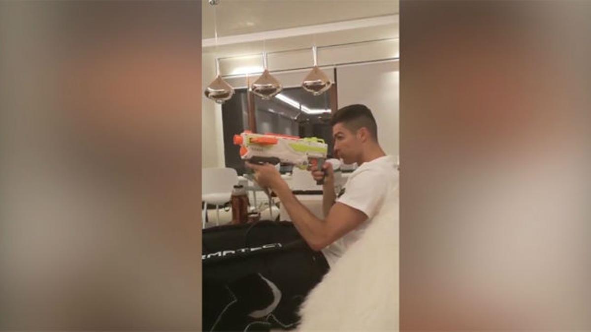 Cristiano pone a prueba su puntería con la pistola de su hijo