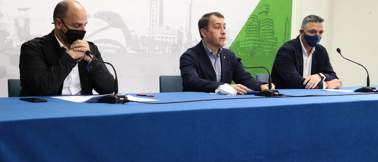 El alcalde de Santa Cruz junto al concejal de Organización y el director general de Innovación.