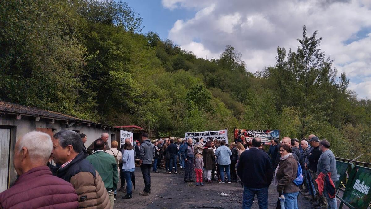 Los mineros encerrados en Mina Miura mantienen la lucha tras nueve días: "Van pasando factura el frío y la humedad, pero hay que seguir"