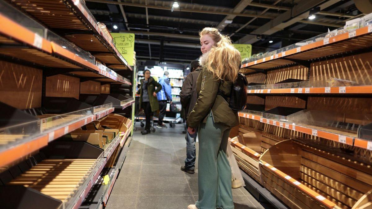 Una mujer, ante los estantes vacíos de un supermercado en Kiev.