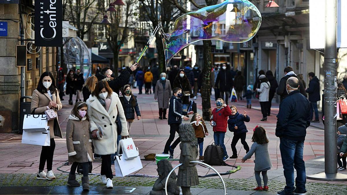 Vecinos paseando y niños jugando en una calle de Pontevedra. |   // G.S.