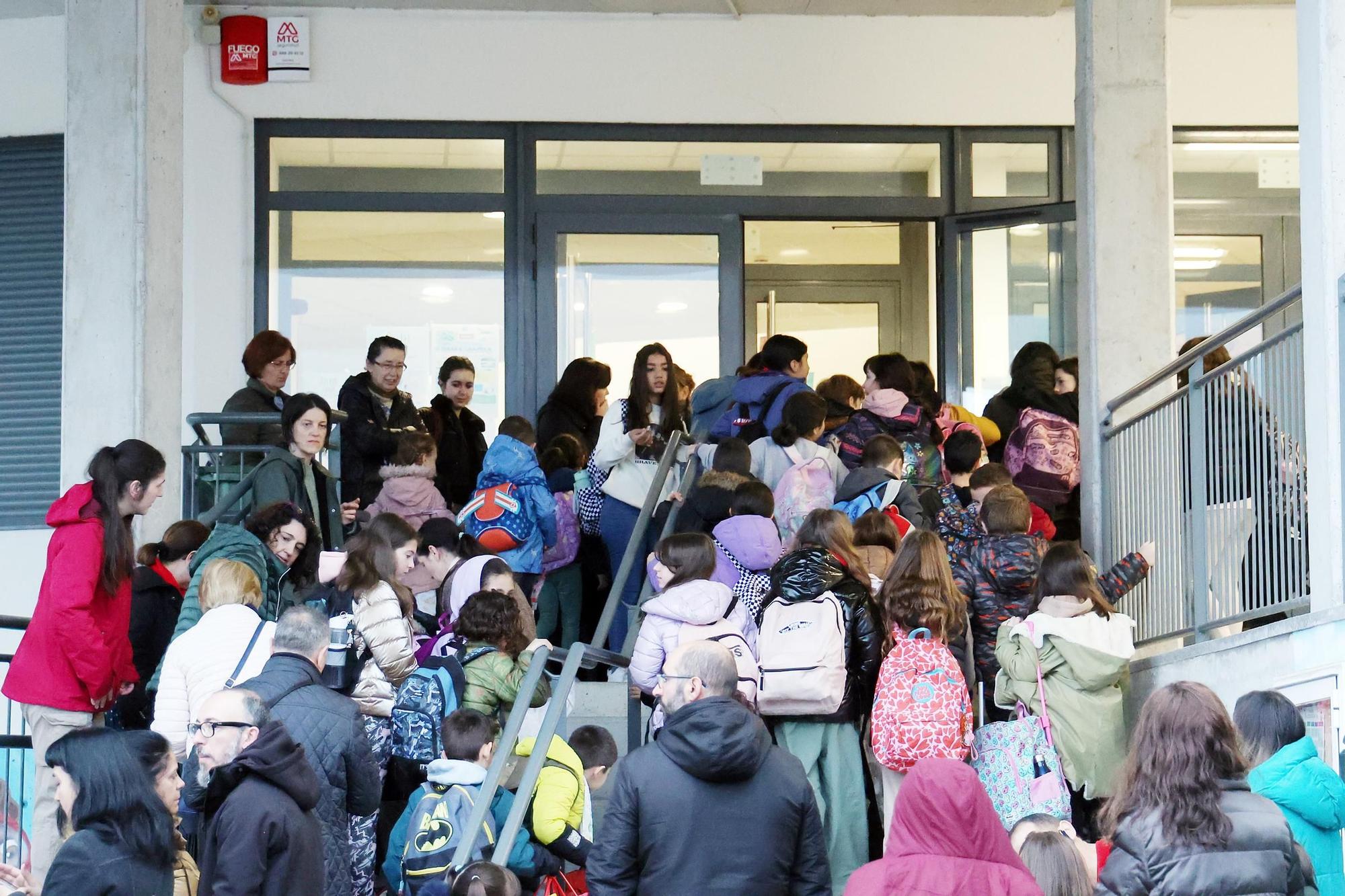 La comunidad educativa del colegio Igrexa exige la mejora de los accesos con aceras