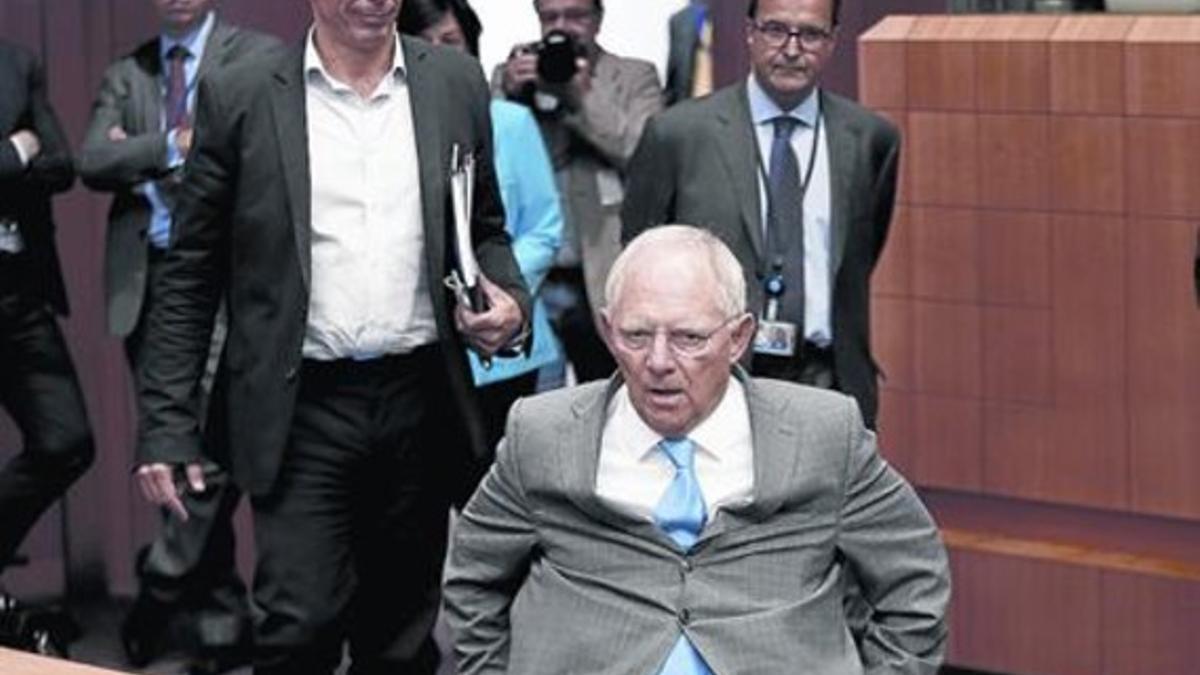 El ministro de Economía alemán, Wolfang Schäuble, seguido de su homólogo griego, Yanis Varoufakis.