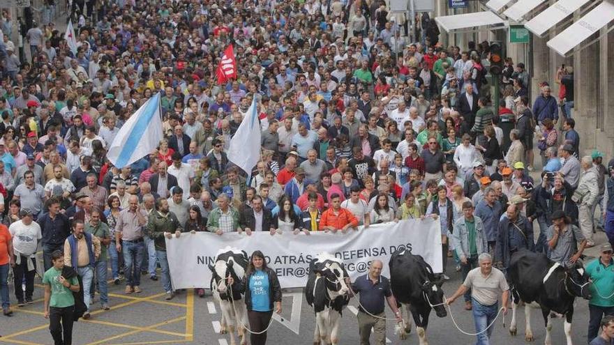 Protesta de los ganaderos gallegos por los bajos precios de la leche en septiembre de 2015 en Santiago.