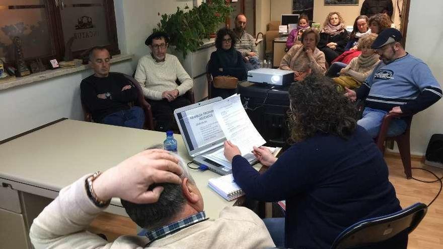 Los cinco miembros de la comisión electoral: Saúl Pascual, Rosa María Vega, Elena Gutiérrez, Ana de la Riva y Rosana Sánchez, ayer, tras la asamblea de Incatur.