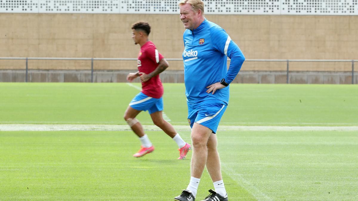 Koeman, con Coutinho al fondo.