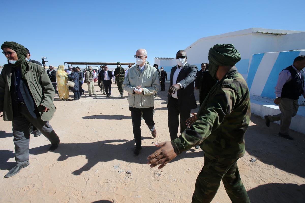 Tinduf (Argelia), 15 de enero de 2022.- El enviado especial para el Sáhara Occidental Staffan de Mistura se encuentra con oficiales del Frente Polisario durante su visita al campo de refugiados Smara en Tinduf.