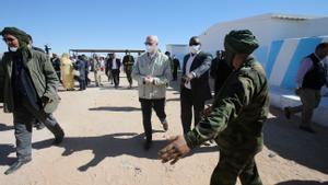 Tinduf (Argelia), 15 de enero de 2022.- El enviado especial para el Sáhara Occidental Staffan de Mistura se encuentra con oficiales del Frente Polisario durante su visita al campo de refugiados Smara en Tinduf.