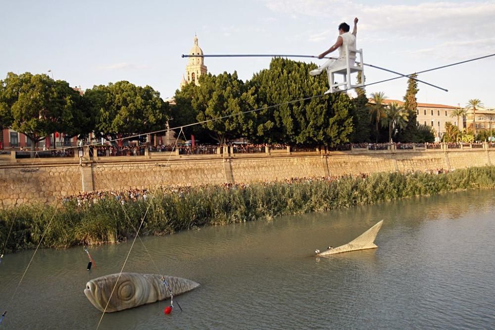 Un funambulista cruza el río Segura a su paso por Murcia