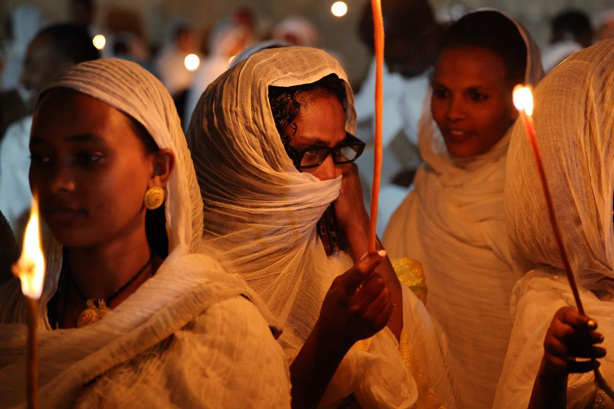 Cristianos ortodoxos celebran “Fuego Sagrado” en Jerusalén. eregrinos cristianos ortodoxos sostienen velas durante la ceremonia del Fuego Sagrado, un día antes de la Pascua ortodoxa, el sábado 15 de abril de 2023 en la Iglesia del Santo Sepulcro en la Ciudad Vieja de Jerusalén, donde muchos cristianos creen que Jesús fue crucificado y enterrado antes de resucitar.