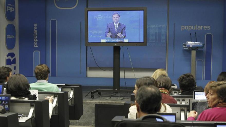 Periodistas siguen la intervención de Rajoy a través de un monitor.