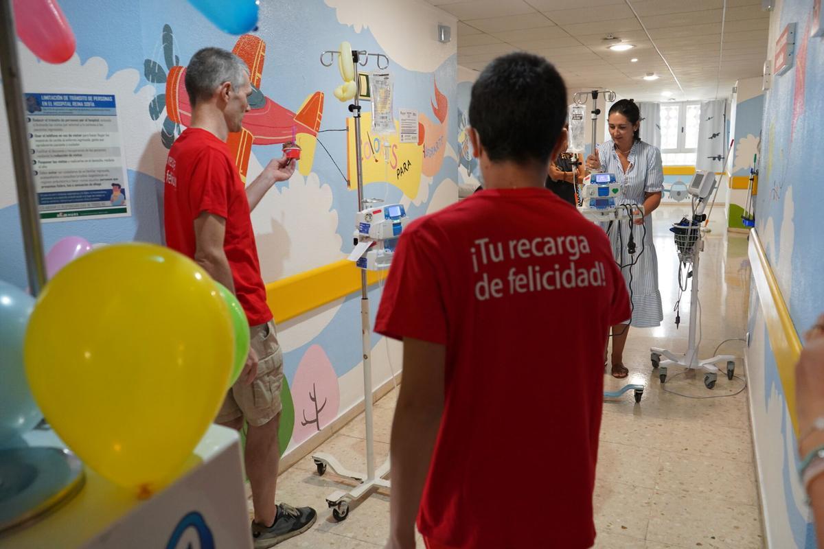 Así ha sido la tradicional visita del carrito de helados al hospital Reina Sofía