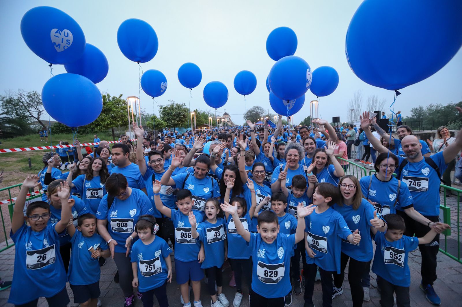 Córdoba vuelve a vestirse de azul en la carrera nocturna por el autismo