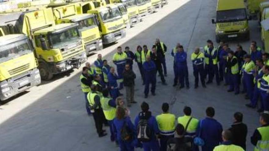 Los miembros del comité han visitado esta semana los cuartelillos para reunir a los trabajadores y llamarles a la tranquilidad.